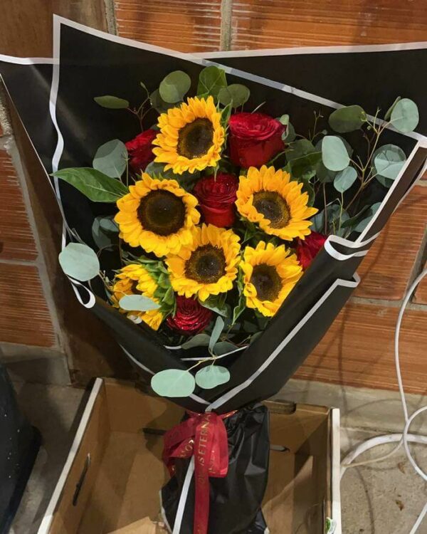 Rich Feelings bouquet - Image 2