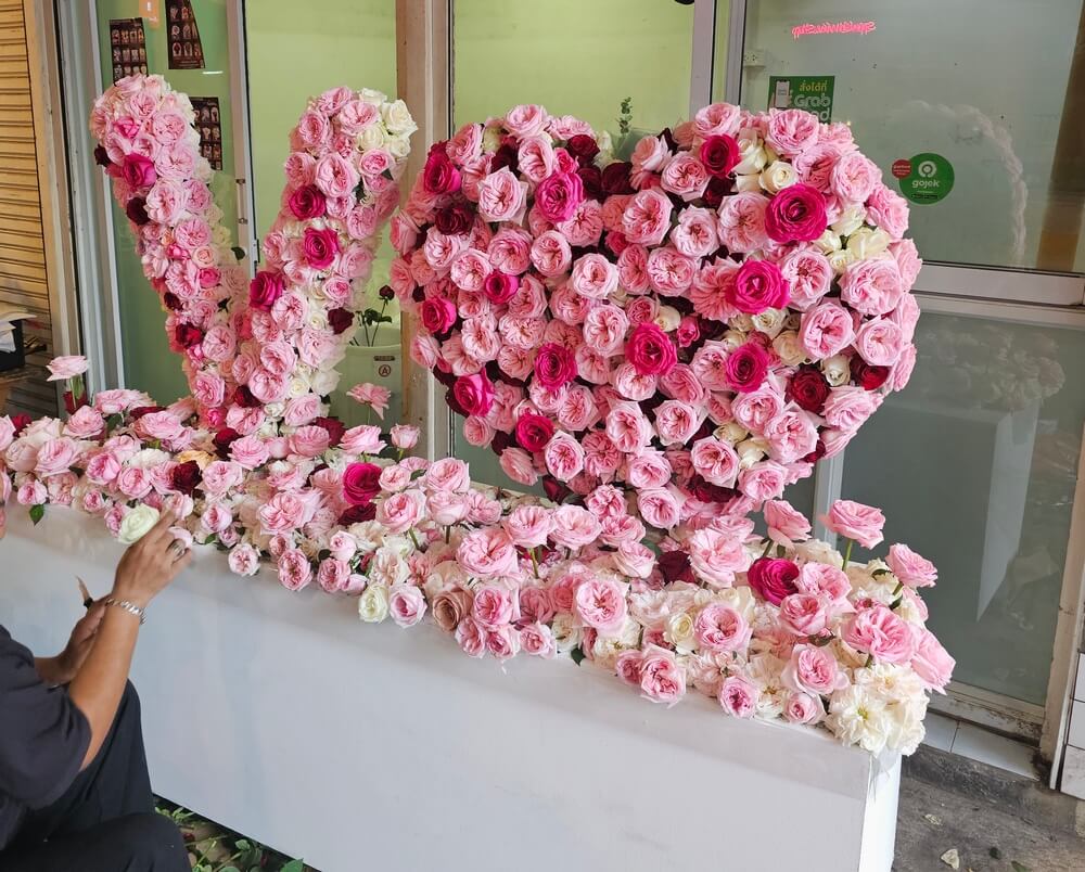Our flower shop not only sends flowers in Bangkok but also makes flower stands
