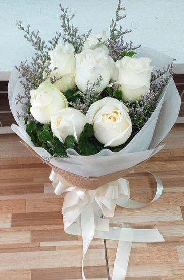 7 White Roses