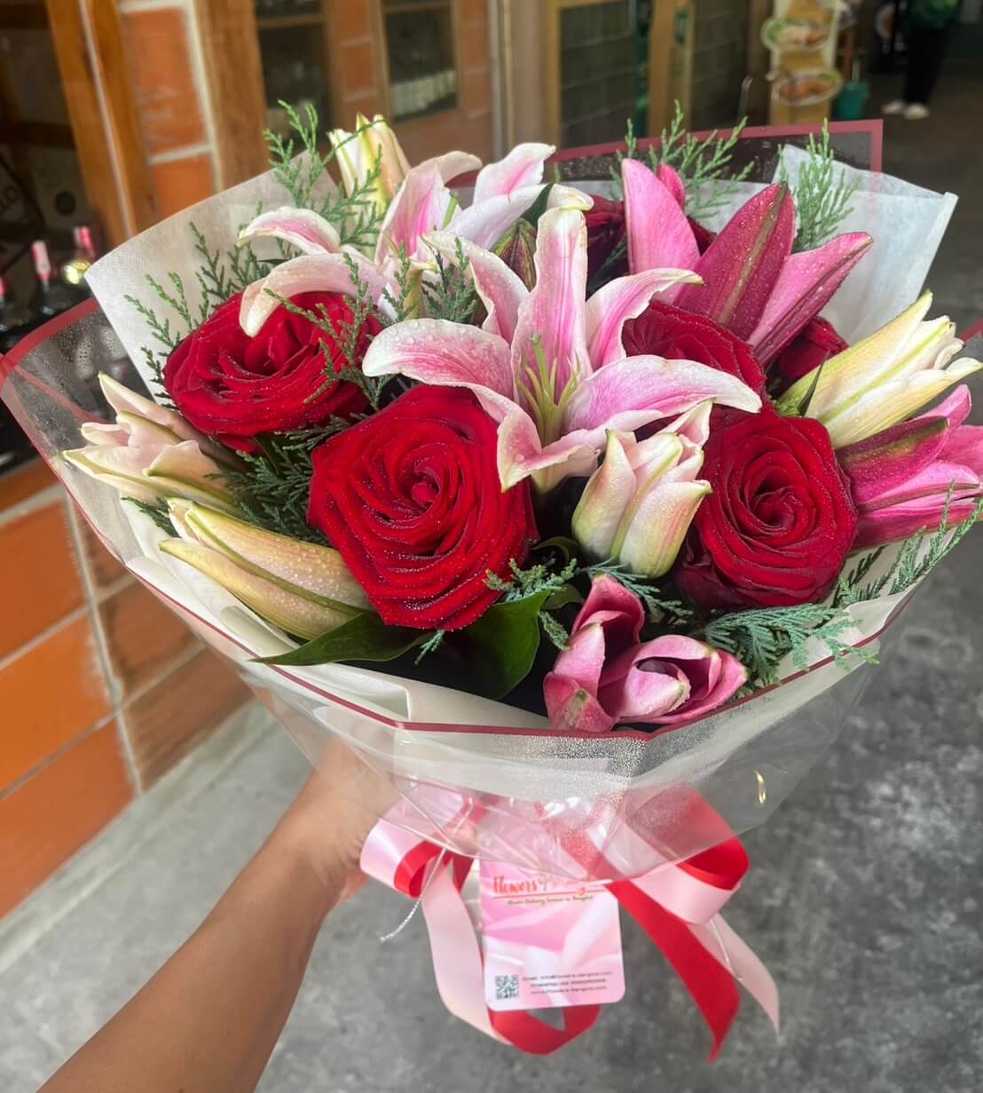 Bouquets of fresh lilies and roses are always popular for flower delivery in Thailand