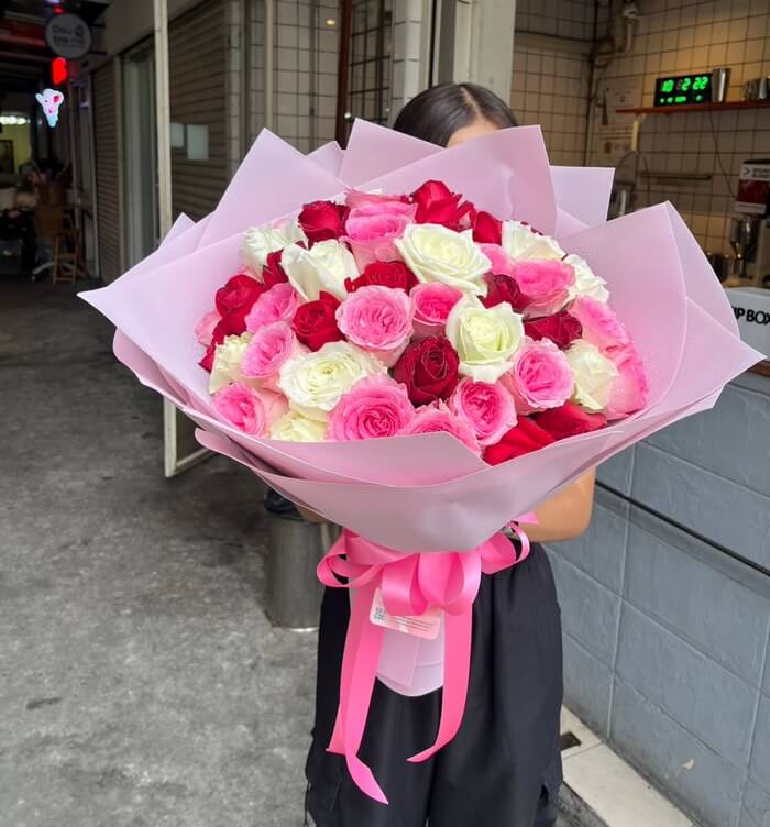Large bouquets of imported roses are a great choice for flower delivery in Thailand