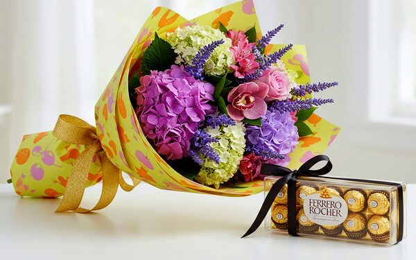 Bouquet and chocolates for delivery in Bangkok