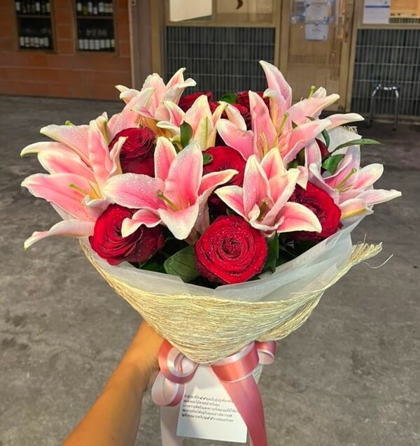 7 Red Roses and Pink lilies bouquet (Flowers-Bangkok)